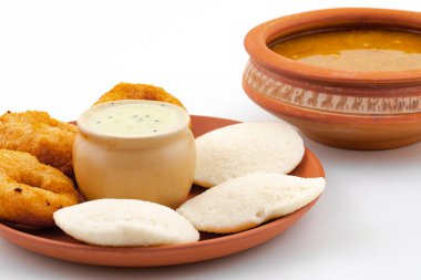 Güney Hindistan Popüler Kahvaltısı Idli Vada Sambar ve Hindistancevizli Chutney ile birlikte Vadai, Vade, Idly ya da Medu Vada olarak da bilinir.