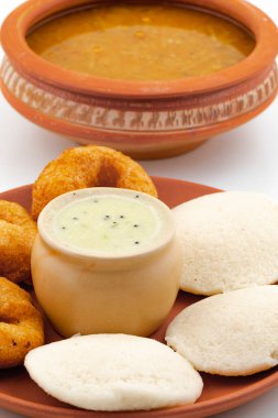 Güney Hindistan Popüler Kahvaltısı Idli Vada Sambar ve Hindistancevizli Chutney ile birlikte Vadai, Vade, Idly ya da Medu Vada olarak da bilinir.