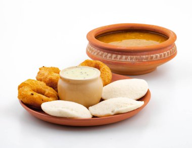 Güney Hindistan Popüler Kahvaltısı Idli Vada Sambar ve Hindistancevizli Chutney ile birlikte Vadai, Vade, Idly ya da Medu Vada olarak da bilinir.