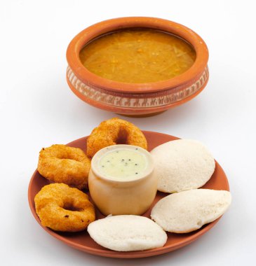 Güney Hindistan Popüler Kahvaltısı Idli Vada Sambar ve Hindistancevizli Chutney ile birlikte Vadai, Vade, Idly ya da Medu Vada olarak da bilinir.
