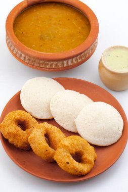 Güney Hindistan Popüler Kahvaltısı Idli Vada Sambar ve Hindistancevizli Chutney ile birlikte Vadai, Vade, Idly ya da Medu Vada olarak da bilinir.
