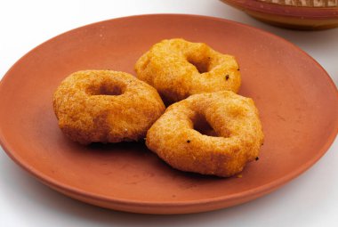 Güney Hindistan Popüler Kahvaltısı Vada Sambar ve Hindistancevizli Chutney ile Vadai, Vade veya Medu Vada olarak da bilinir.