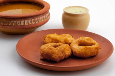 Güney Hindistan Popüler Kahvaltısı Vada Sambar ve Hindistancevizli Chutney ile Vadai, Vade veya Medu Vada olarak da bilinir.