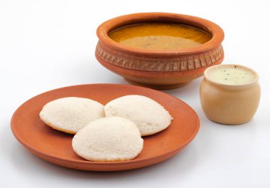 Güney Hindistan Popüler Kahvaltısı Idli ya da Sambar ve Hindistancevizli Chutney ile Idly servis edilir.
