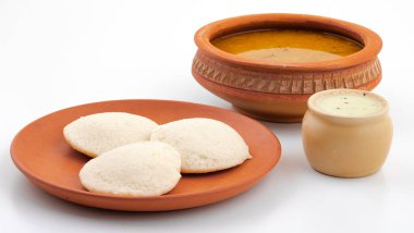 Güney Hindistan Popüler Kahvaltısı Idli ya da Sambar ve Hindistancevizli Chutney ile Idly servis edilir.