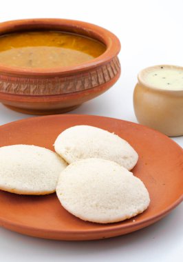 Güney Hindistan Popüler Kahvaltısı Idli ya da Sambar ve Hindistancevizli Chutney ile Idly servis edilir.