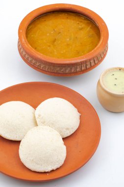 Güney Hindistan Popüler Kahvaltısı Idli ya da Sambar ve Hindistancevizli Chutney ile Idly servis edilir.