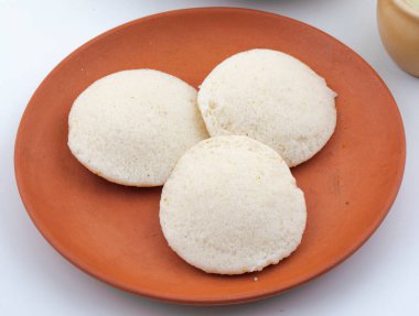 Güney Hindistan Popüler Kahvaltısı Idli ya da Sambar ve Hindistancevizli Chutney ile Idly servis edilir.
