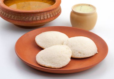 Güney Hindistan Popüler Kahvaltısı Idli ya da Sambar ve Hindistancevizli Chutney ile Idly servis edilir.