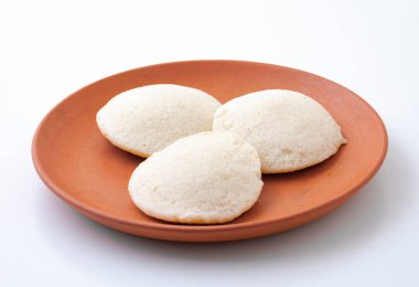 Güney Hindistan Popüler Kahvaltısı Idli ya da Sambar ve Hindistancevizli Chutney ile Idly servis edilir.