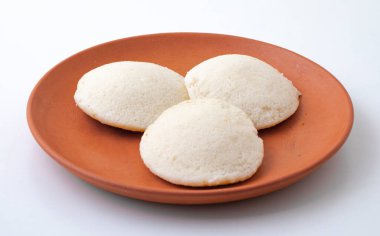 Güney Hindistan Popüler Kahvaltısı Idli ya da Sambar ve Hindistancevizli Chutney ile Idly servis edilir.