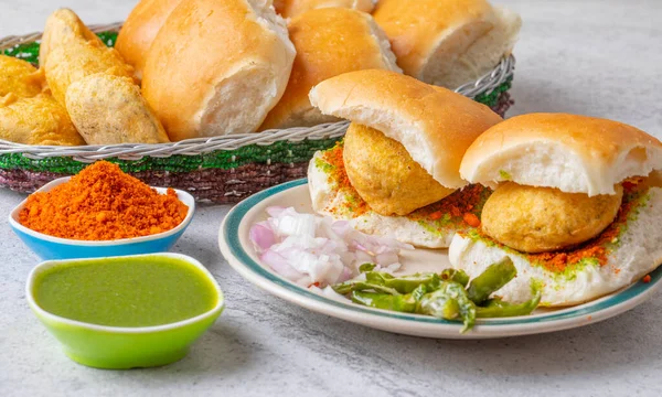 印度著名街头食物Vada Pav也被称为Vada Paav Wada Pav或Wada Pao 是一种来自马哈拉施特拉邦的素食快餐 — 图库照片