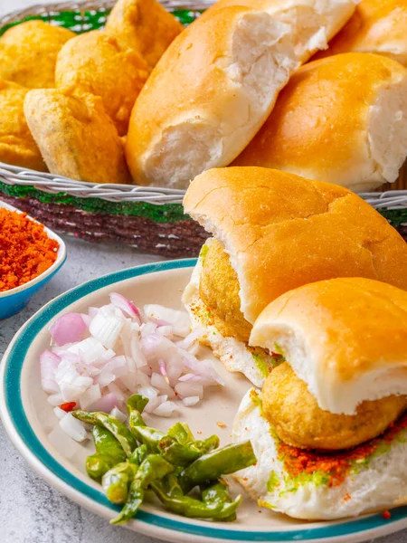 印度著名街头食物Vada Pav也被称为Vada Paav Wada Pav或Wada Pao 是一种来自马哈拉施特拉邦的素食快餐 — 图库照片