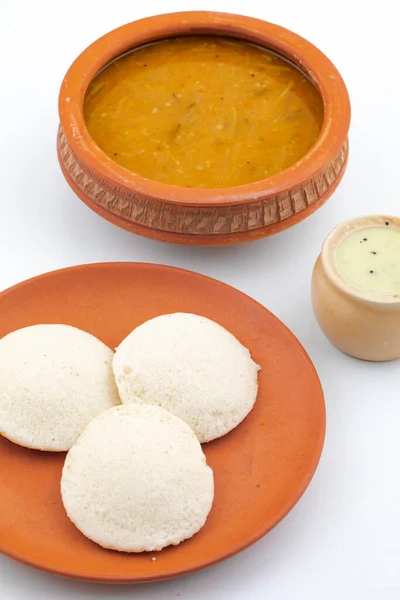 南インドの人気の朝食イドリーやアイディは サンバーとココナッツチャツネを添えて — ストック写真