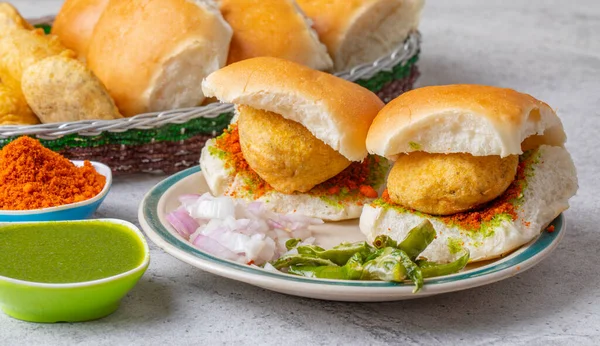 インドの有名ストリートフードVada Pav Vada Pav 和田Pav 和田Paoはマハラシュトラ州のベジタリアンファーストフードです ストック画像