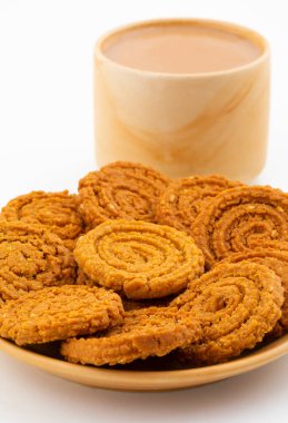 Geleneksel Hint Çay Zamanı Atıştırmalığı Chakli, kızartma şeklinde bir spiral, Chakali, Murukku, Muruku, Murkoo, Gujarat 'ta Chakri, Maharashtra ve Kuzey Hindistan' da Chakli olarak bilinir.