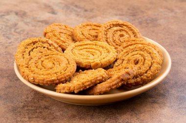 Hint geleneksel çerezi Chakli, kızartılmış gevrek şeklinde bir spiral, Chakali, Murukku, Muruku, Murkoo, Gujarat 'ta Çakri, Maharashtra' da Chakli ve Kuzey Hindistan olarak bilinir.