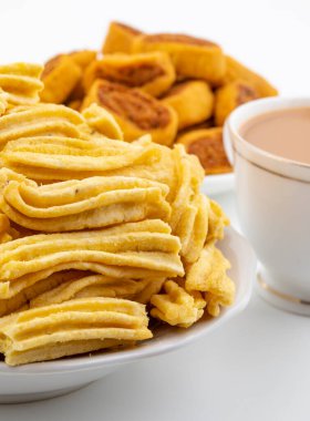 Ganthiya, Papdi, Gathiya, Bakarwadi, Bakarvadi, Bakar Vadi veya Bakar Wadi olarak da bilinen Bhakarwadi ile Hint Geleneksel Baharat Ghatiya, Nohut unundan yapılmış yoğun kızartılmış çerezlerdir.