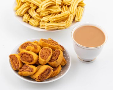 Ganthiya, Papdi, Gathiya, Bakarwadi, Bakarvadi, Bakar Vadi veya Bakar Wadi olarak da bilinen Bhakarwadi ile Hint Geleneksel Baharat Ghatiya, Nohut unundan yapılmış yoğun kızartılmış çerezlerdir.