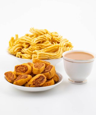 Ganthiya, Papdi, Gathiya, Bakarwadi, Bakarvadi, Bakar Vadi veya Bakar Wadi olarak da bilinen Bhakarwadi ile Hint Geleneksel Baharat Ghatiya, Nohut unundan yapılmış yoğun kızartılmış çerezlerdir.