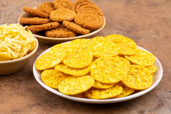 Hint sokak atıştırmalığı Masala Khari Papdi ile Chakli veya Besan Papdi