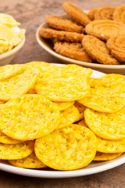 Hint sokak atıştırmalığı Masala Khari Papdi ile Chakli veya Besan Papdi