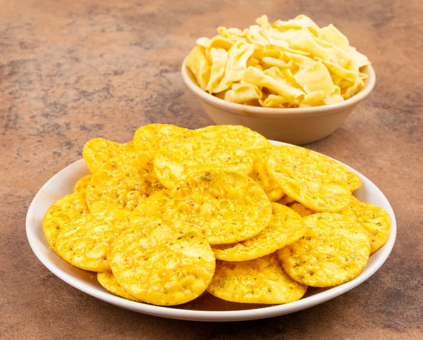 Hint sokak atıştırmalıkları Masala Khari Papdi ve Besan Papdi.