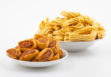 Ganthiya, Papdi, Gathiya, Bakarwadi, Bakarvadi, Bakar Vadi veya Bakar Wadi olarak da bilinen Bhakarwadi ile Hint Geleneksel Baharat Ghatiya, Nohut unundan yapılmış yoğun kızartılmış çerezlerdir.