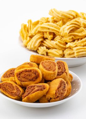 Ganthiya, Papdi, Gathiya, Bakarwadi, Bakarvadi, Bakar Vadi veya Bakar Wadi olarak da bilinen Bhakarwadi ile Hint Geleneksel Baharat Ghatiya, Nohut unundan yapılmış yoğun kızartılmış çerezlerdir.