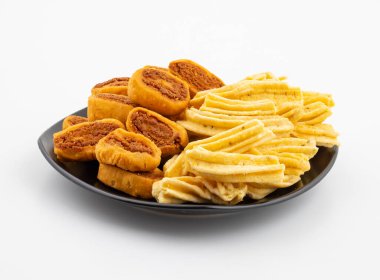 Ganthiya, Papdi, Gathiya, Bakarwadi, Bakarvadi, Bakar Vadi veya Bakar Wadi olarak da bilinen Bhakarwadi ile Hint Geleneksel Baharat Ghatiya, Nohut unundan yapılmış yoğun kızartılmış çerezlerdir.