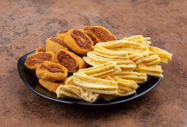 Ganthiya, Papdi, Gathiya, Bakarwadi, Bakarvadi, Bakar Vadi veya Bakar Wadi olarak da bilinen Bhakarwadi ile Hint Geleneksel Baharat Ghatiya, Nohut unundan yapılmış yoğun kızartılmış çerezlerdir.