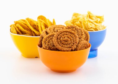 Masala Khari Papdi ya da Besan Papdi ile Hint Geleneksel Atıştırma Chakli Beyaz Arkaplanda İzole Edildi