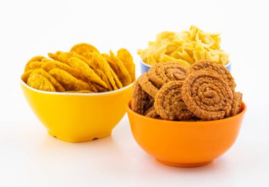 Masala Khari Papdi ya da Besan Papdi ile Hint Geleneksel Atıştırma Chakli Beyaz Arkaplanda İzole Edildi