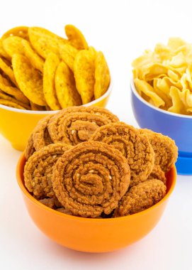 Masala Khari Papdi ya da Besan Papdi ile Hint Geleneksel Atıştırma Chakli Beyaz Arkaplanda İzole Edildi