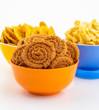Masala Khari Papdi ya da Besan Papdi ile Hint Geleneksel Atıştırma Chakli Beyaz Arkaplanda İzole Edildi