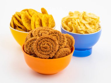 Masala Khari Papdi ya da Besan Papdi ile Hint Geleneksel Atıştırma Chakli Beyaz Arkaplanda İzole Edildi