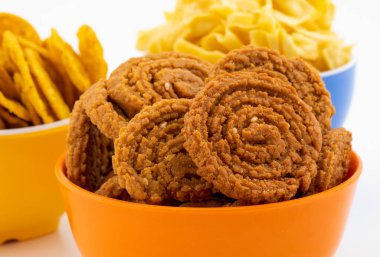 Masala Khari Papdi ya da Besan Papdi ile Hint Geleneksel Atıştırma Chakli Beyaz Arkaplanda İzole Edildi