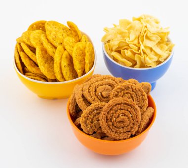 Masala Khari Papdi ya da Besan Papdi ile Hint Geleneksel Atıştırma Chakli Beyaz Arkaplanda İzole Edildi