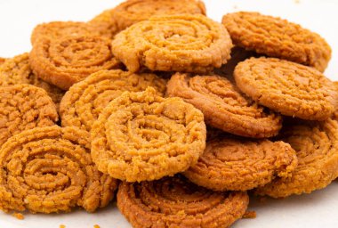 Hint geleneksel çerezi Chakli, kızartılmış gevrek şeklinde bir spiral, Chakali, Murukku, Muruku, Murkoo, Gujarat 'ta Çakri, Maharashtra' da Chakli ve Kuzey Hindistan olarak bilinir.