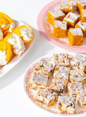 Mung Dal Chakki ya da Chandrakala ile Hint Popüler Gıda Şekersiz Kuru Meyveler