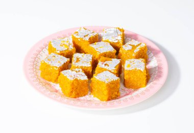 Hint Tatlısı Mung Dal Chakki ya da Moong Dal Barfi Beyaz Arkaplanda İzole Edildi