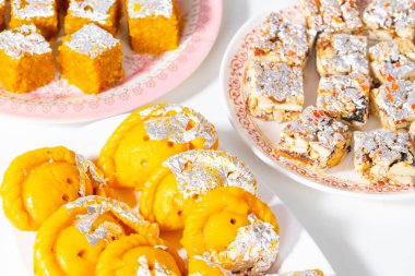 Hint Diwali Tatlı Yemekler Chandrakala Şekersiz Kuru Meyveler, Mung Dal Chakki ve Tatlı Samosa