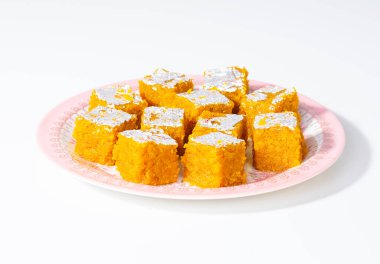 Hint Tatlısı Mung Dal Chakki ya da Moong Dal Barfi Beyaz Arkaplanda İzole Edildi