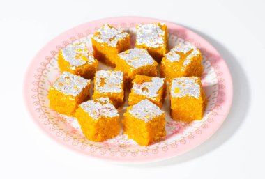 Hint Tatlısı Mung Dal Chakki ya da Moong Dal Barfi Beyaz Arkaplanda İzole Edildi