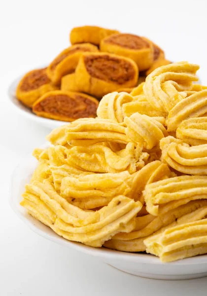 Ganthiya, Papdi, Gathiya, Bakarwadi, Bakarvadi, Bakar Vadi veya Bakar Wadi olarak da bilinen Bhakarwadi ile Hint Geleneksel Baharat Ghatiya, Nohut unundan yapılmış yoğun kızartılmış çerezlerdir.