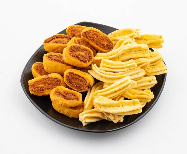 Ganthiya, Papdi, Gathiya, Bakarwadi, Bakarvadi, Bakar Vadi veya Bakar Wadi olarak da bilinen Bhakarwadi ile Hint Geleneksel Baharat Ghatiya, Nohut unundan yapılmış yoğun kızartılmış çerezlerdir.