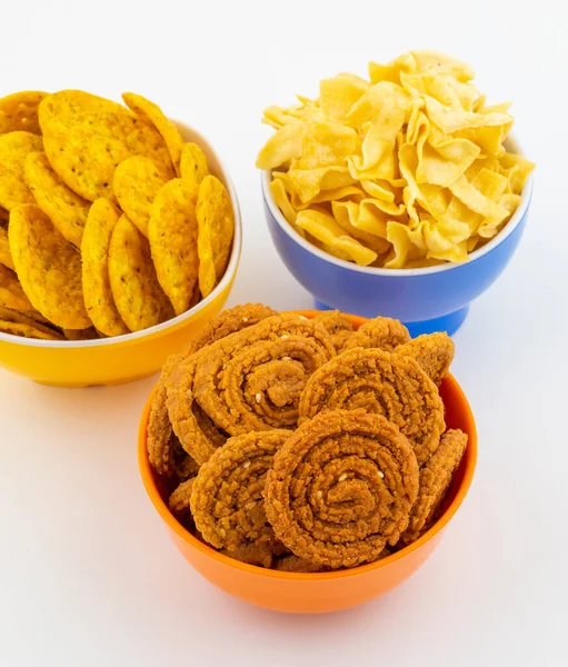 Masala Khari Papdi ya da Besan Papdi ile Hint Geleneksel Atıştırma Chakli Beyaz Arkaplanda İzole Edildi