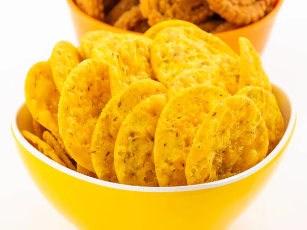 Hint sokak atıştırmalığı Masala Khari Papdi ve beyaz arka planda izole edilmiş Chakli.