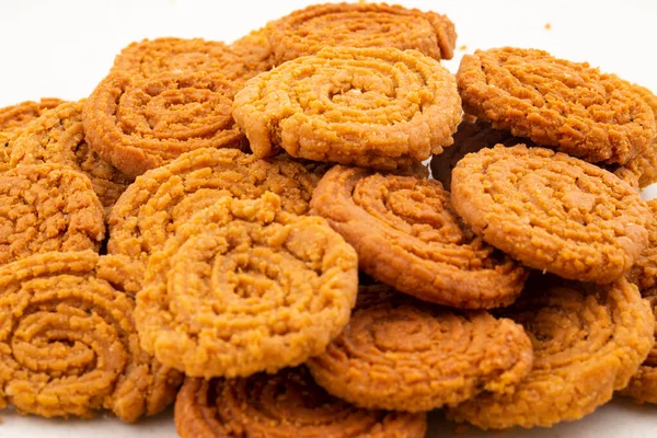 Hint geleneksel çerezi Chakli, kızartılmış gevrek şeklinde bir spiral, Chakali, Murukku, Muruku, Murkoo, Gujarat 'ta Çakri, Maharashtra' da Chakli ve Kuzey Hindistan olarak bilinir.