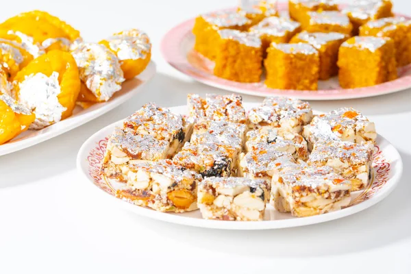 Mung Dal Chakki ya da Chandrakala ile Hint Popüler Gıda Şekersiz Kuru Meyveler